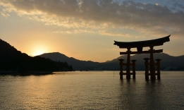 Brána torii na ostrově Mijadžima, Japonsko