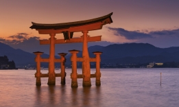 Brána torii na ostrově Mijadžima, Japonsko